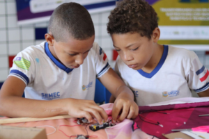 Leia mais sobre o artigo Projeto percorre cidades de Mato Grosso do Sul levando teatro, arte e robótica para escolas públicas