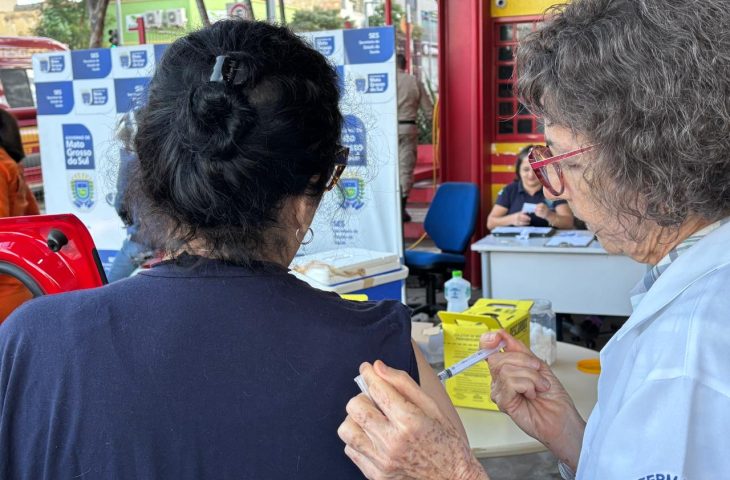 No momento, você está visualizando Com atendimento a motoristas e pedestres, drive-thru da vacinação em Campo Grande registra cerca de 4 mil doses aplicadas