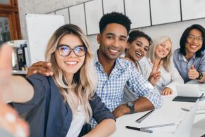 Leia mais sobre o artigo HUMOR CORPORATIVO: 5 práticas para melhorar produtividade, cultura e clima no ambiente de trabalho