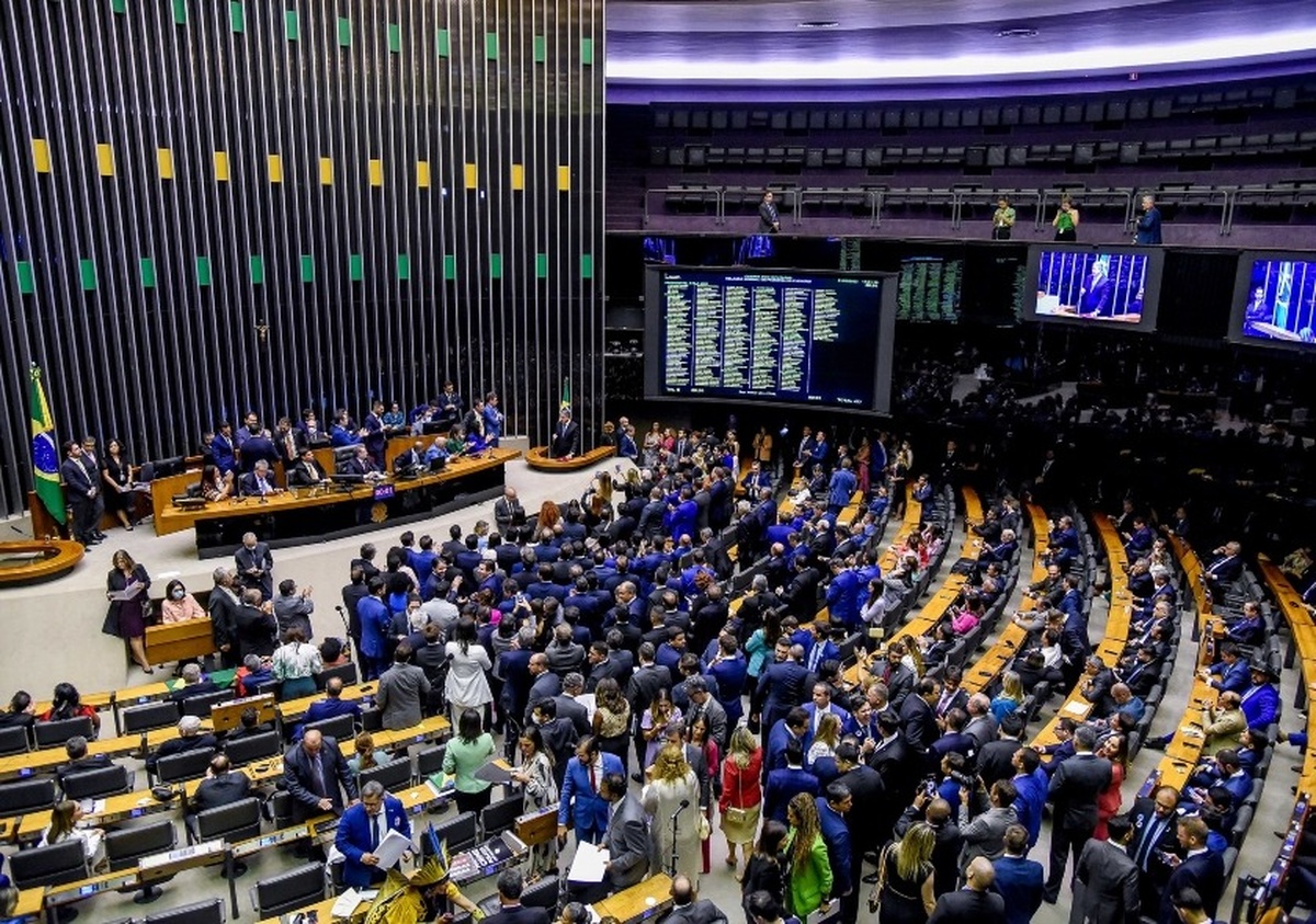 No momento, você está visualizando Votação sobre combustíveis será pautada nesta quarta na Câmara caso governo retire urgência da 6×1
