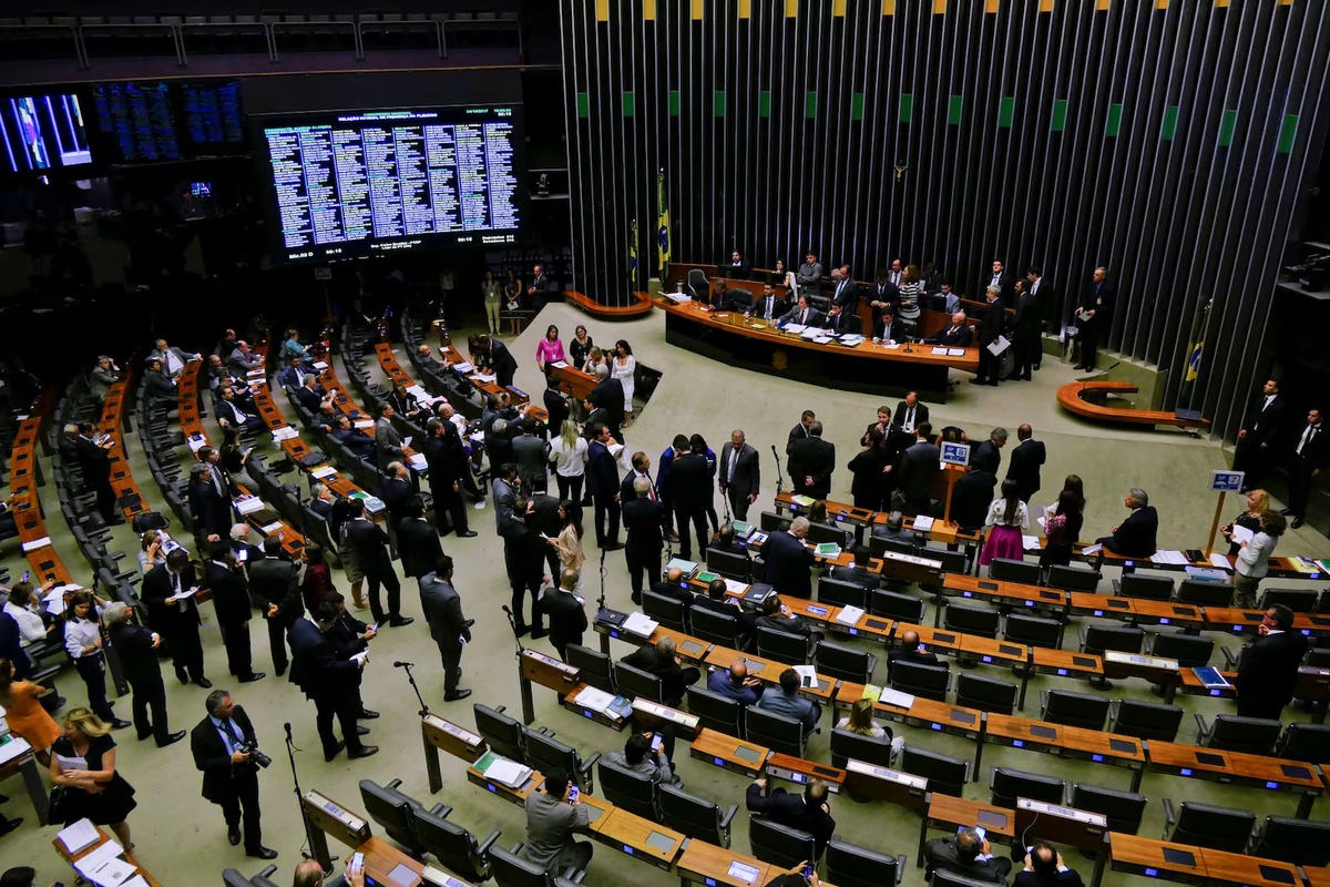 No momento, você está visualizando Congresso deve avançar com misoginia, preço dos combustíveis e fim da escala 6×1 nesta semana