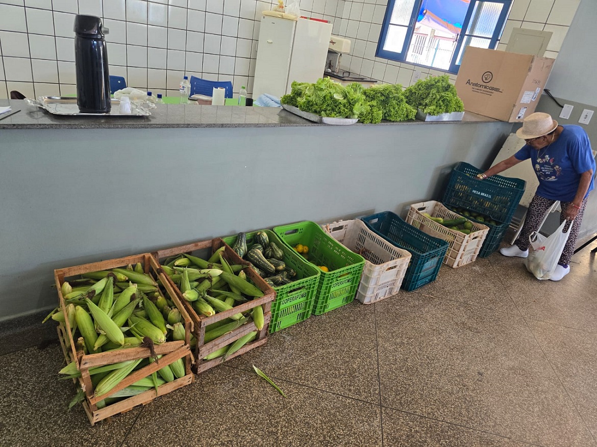 No momento, você está visualizando Prefeitura de Dourados leva alimentos do PAA para idosos e famílias atendidas em espaço comunitário