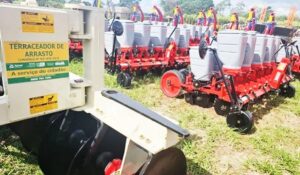 Leia mais sobre o artigo Governo entrega máquinas, sementes e equipamentos para agricultura familiar de MS