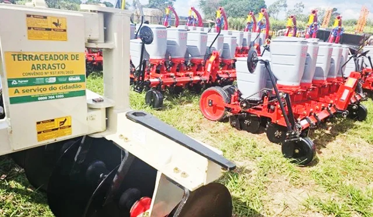 No momento, você está visualizando Governo entrega máquinas, sementes e equipamentos para agricultura familiar de MS
