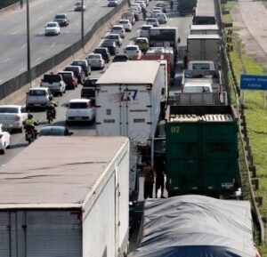 Leia mais sobre o artigo Caminhoneiros convocam paralisação nacional nos portos nesta segunda