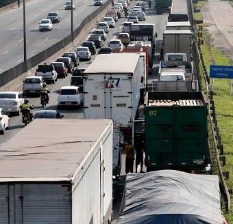 No momento, você está visualizando Caminhoneiros convocam paralisação nacional nos portos nesta segunda