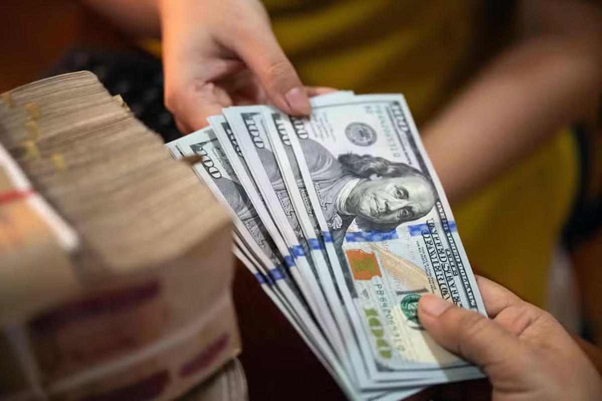 No momento, você está visualizando Dólar abre em alta, após tarifaço de Trump e com dados econômicos no radar