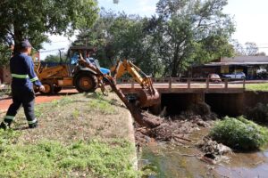 Leia mais sobre o artigo Prefeitura de Dourados intensifica limpeza de córrego na Vila Cachoeirinha para prevenir alagamentos