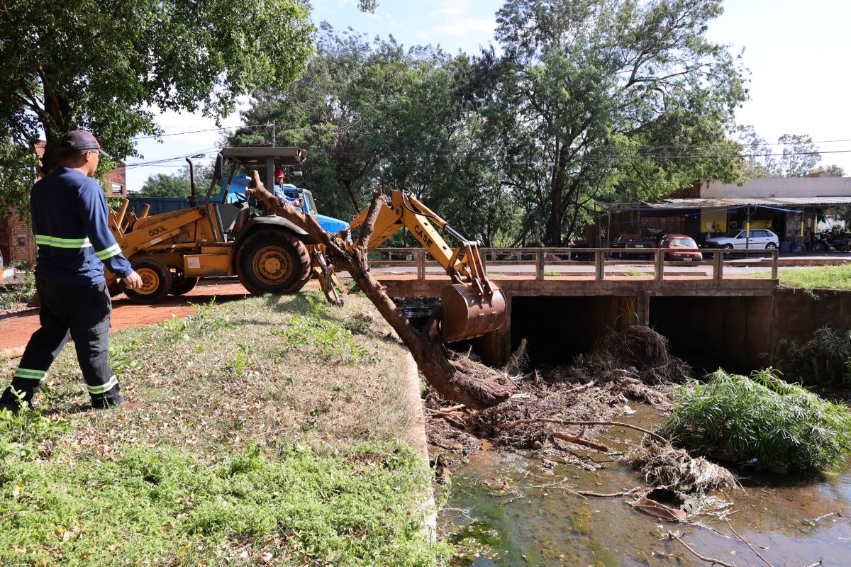 No momento, você está visualizando Prefeitura de Dourados intensifica limpeza de córrego na Vila Cachoeirinha para prevenir alagamentos