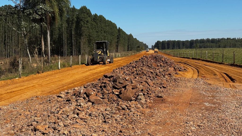 No momento, você está visualizando Prefeitura segue com manutenção de estradas rurais em Naviraí