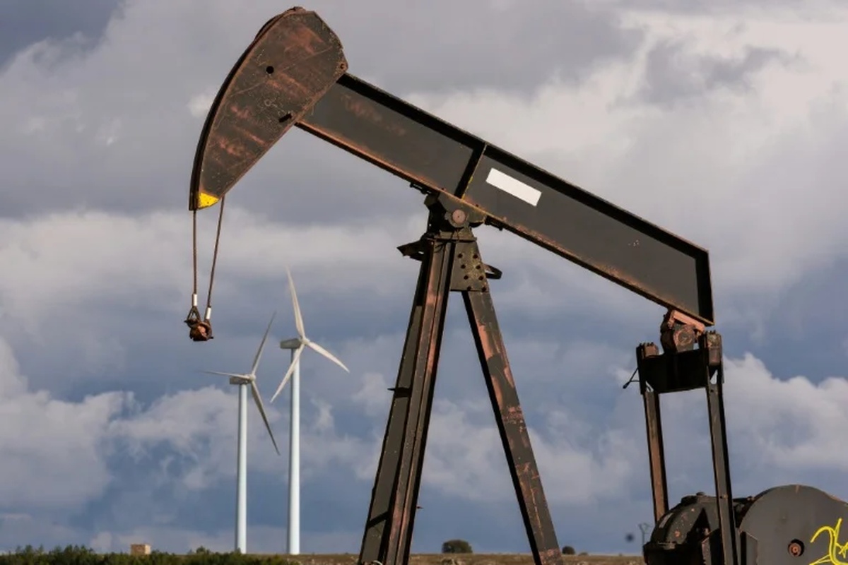 No momento, você está visualizando Preço do petróleo sobe após ataques entre EUA e Irã; gasolina pode ficar mais cara