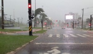 Leia mais sobre o artigo Campo Grande amanhece com chuva forte e entra em alerta para temporais