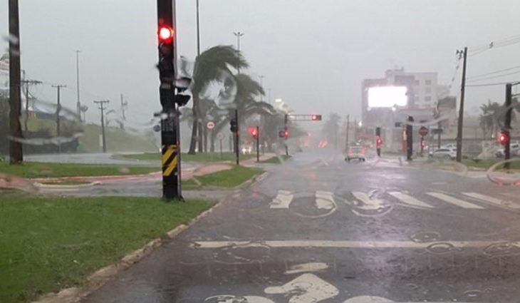 No momento, você está visualizando Campo Grande amanhece com chuva forte e entra em alerta para temporais