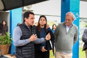 Leia mais sobre o artigo Saúde de Naviraí recebe dois ônibus, uma ambulância e equipamentos para Unidades de Saúde