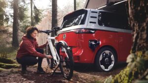 Leia mais sobre o artigo Volkswagen lança bicicleta elétrica com câmera traseira e capacete que detecta acidentes