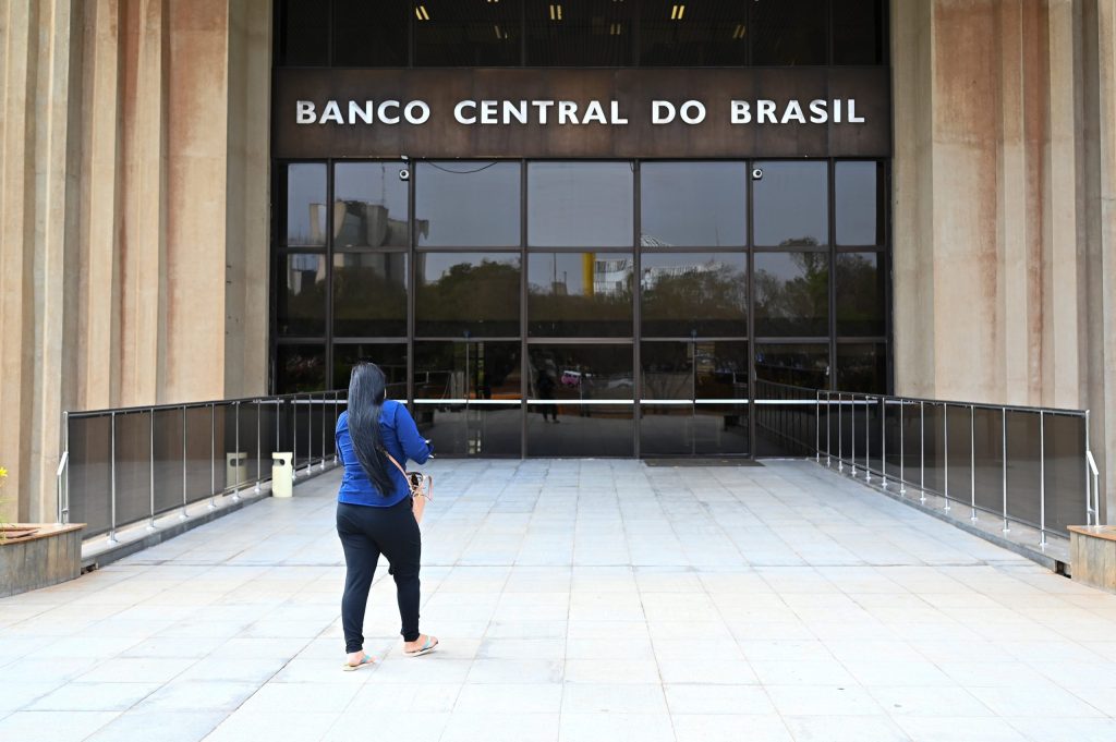 No momento, você está visualizando DINHEIRO ESQUECIDO: R$ 5,1 bilhões ainda estão disponíveis em bancos, segundo BC