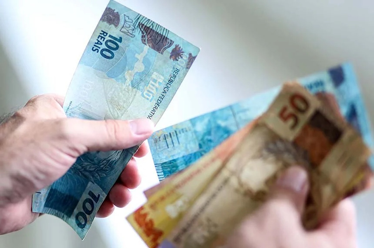 No momento, você está visualizando Governo eleva previsão de salário mínimo para R$ 1.741 em 2027