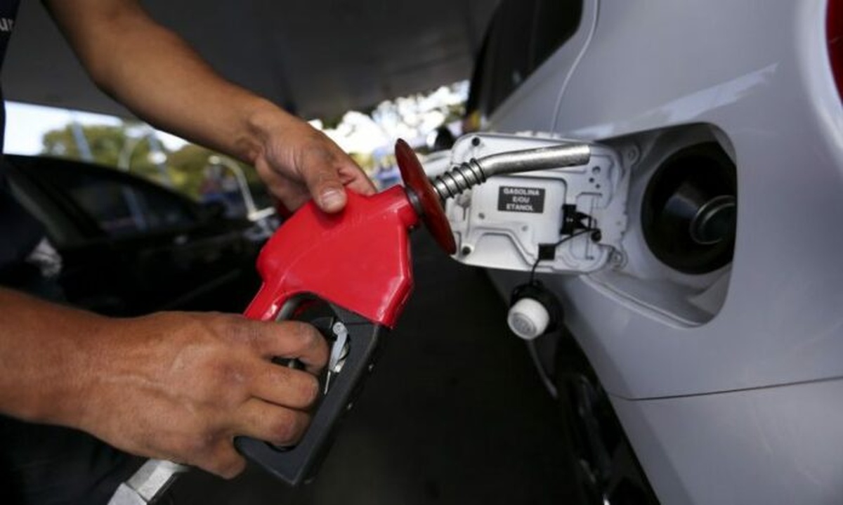 No momento, você está visualizando Governo prorroga subsídio da gasolina de R$ 0,44 por litro até setembro
