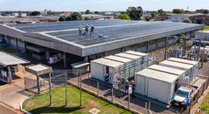 Leia mais sobre o artigo Indústrias brasileiras apostam em energia solar e baterias contra alta da conta de luz