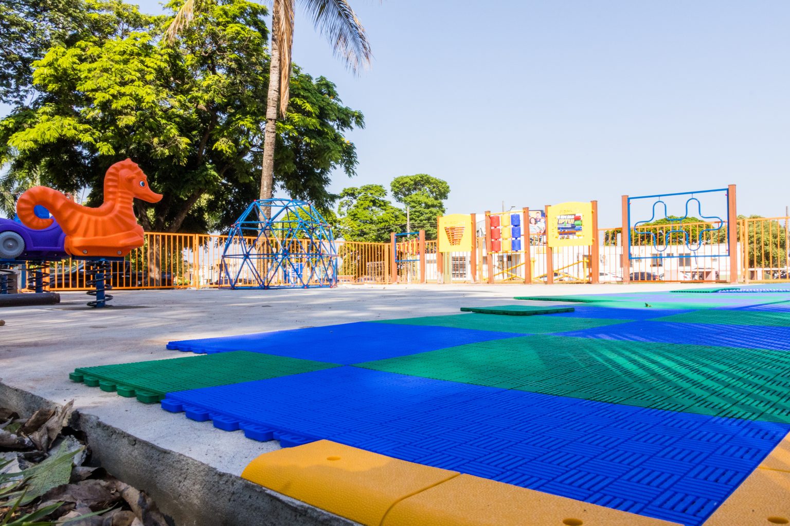 No momento, você está visualizando Prefeitura de Naviraí iniciou a instalação do primeiro Parque Sensorial na Praça Euclides Antônio Fabris