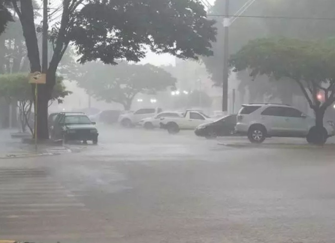 No momento, você está visualizando Previsão de vendaval e tempestade coloca Dourados em alerta até sábado