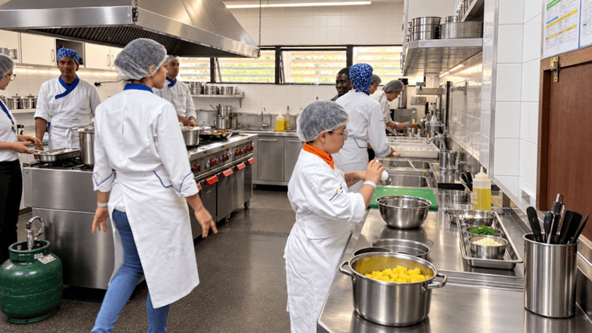 No momento, você está visualizando Alunos assumem cozinha e salão em experiência real no restaurante-escola do Senac-MS