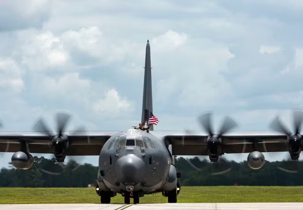 No momento, você está visualizando Avião dos EUA que participou da captura de Nicolás Maduro pousa na Base Aérea de Campo Grande