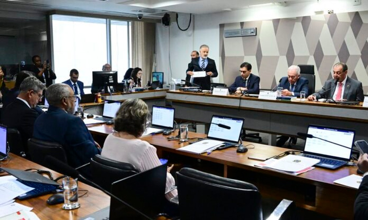 No momento, você está visualizando CCJ do Senado aprova PEC que acaba com jornada 6×1