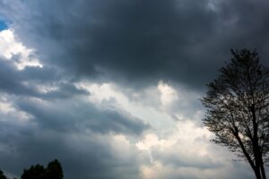 Leia mais sobre o artigo Campo Grande começa semana com 15°C e alerta de tempestade; calor pode chegar a 32°C