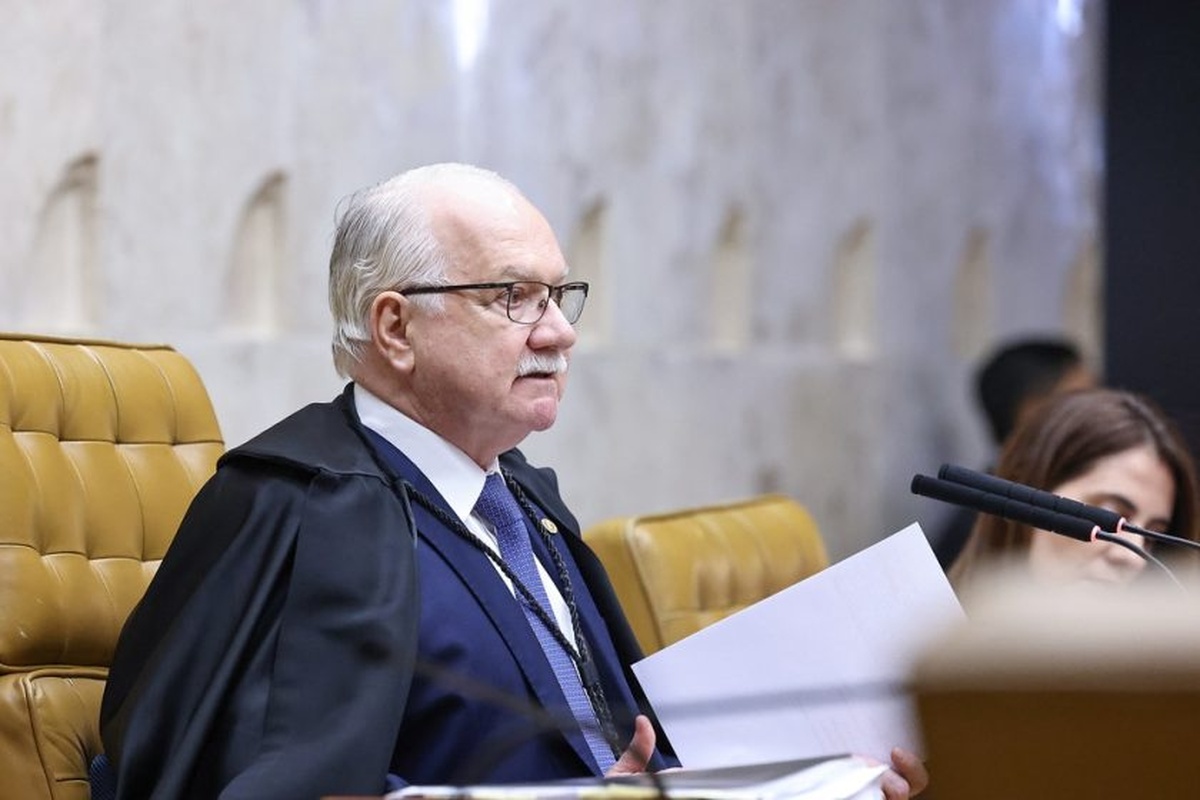 No momento, você está visualizando Fachin dá 72 horas para Mendonça responder a pedido da AGU sobre afastamento de diretor da PF