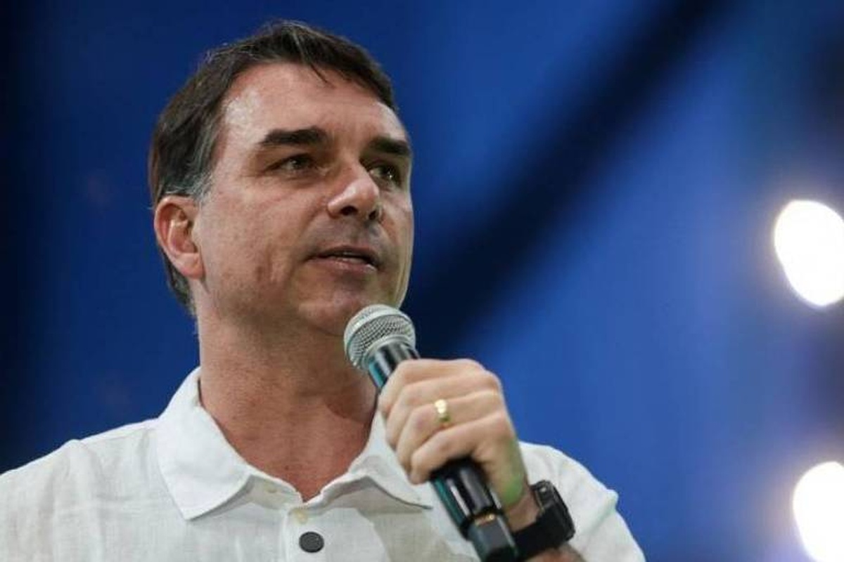 No momento, você está visualizando Flávio Bolsonaro espera sair na frente no primeiro turno para atrair apoio do Centrão