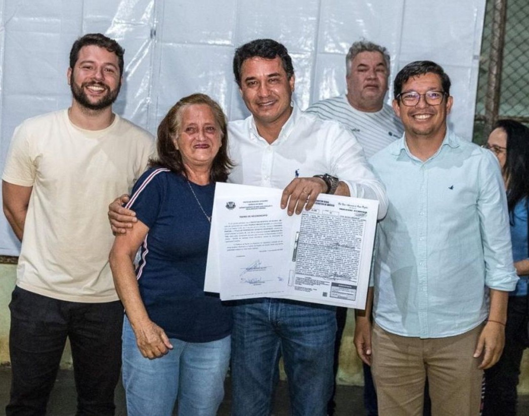 No momento, você está visualizando Prefeitura de Naviraí entrega títulos de propriedade a moradores e inicia regularização fundiária