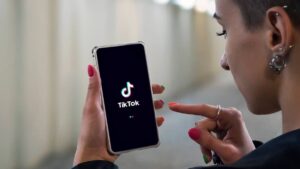 Leia mais sobre o artigo TikTok enfrenta primeiro julgamento nos EUA por alegações de vício e impacto na saúde de jovens