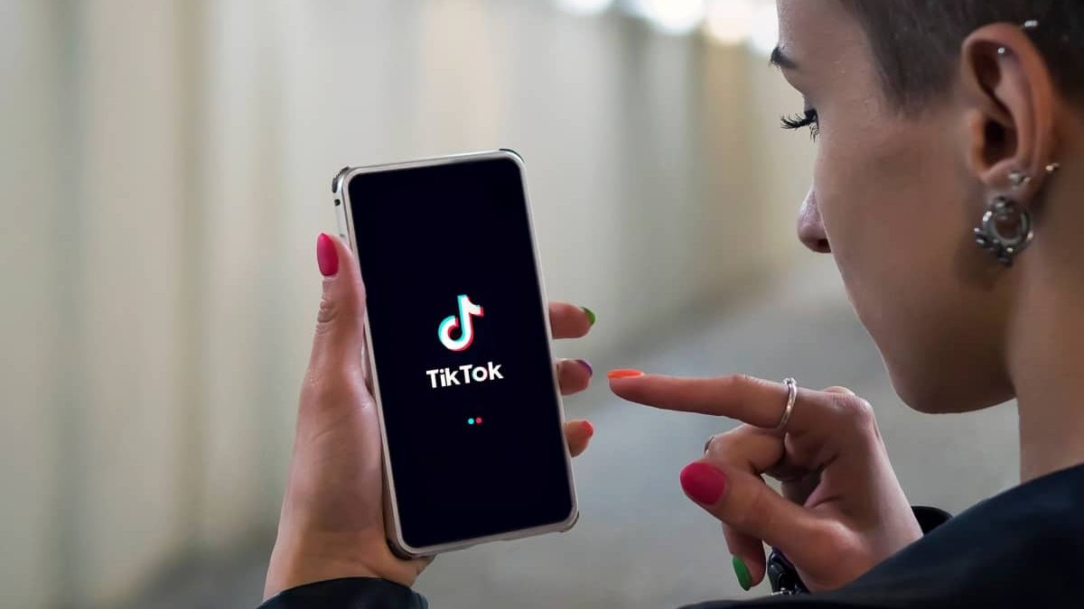No momento, você está visualizando TikTok enfrenta primeiro julgamento nos EUA por alegações de vício e impacto na saúde de jovens