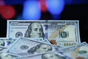 Leia mais sobre o artigo Dólar cai quase 1%, e Ibovespa recua após reeleição de Lula