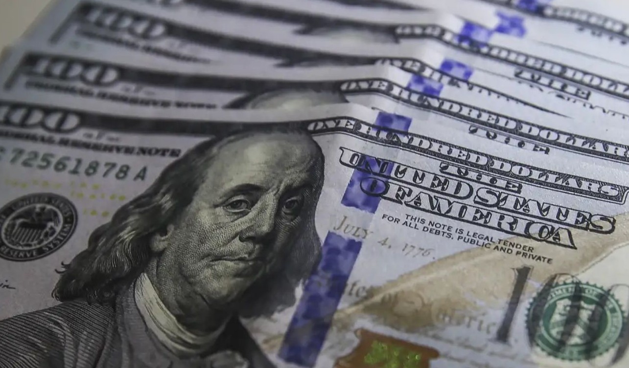 No momento, você está visualizando Eleições: Dólar cai para R$ 5,01 com exterior e expectativa eleitoral no Brasil