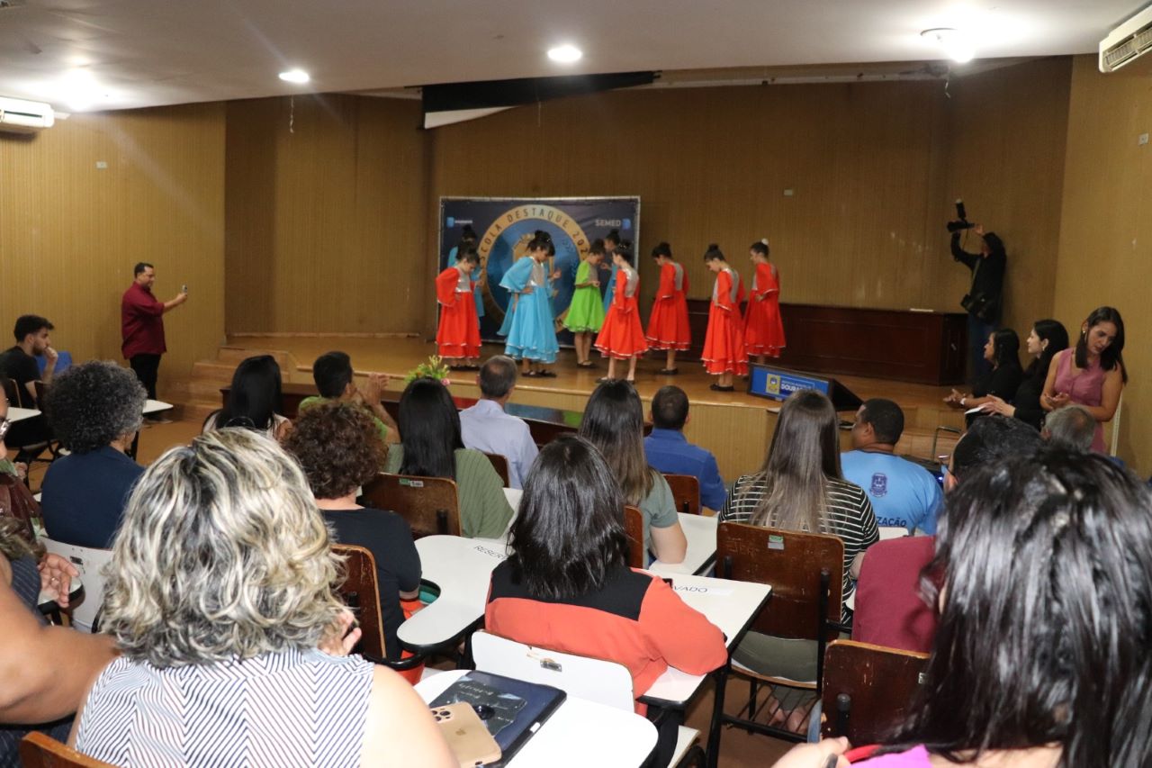 No momento, você está visualizando Prefeitura de Dourados define regras para o programa Escola Destaque Educando com Amor 2026