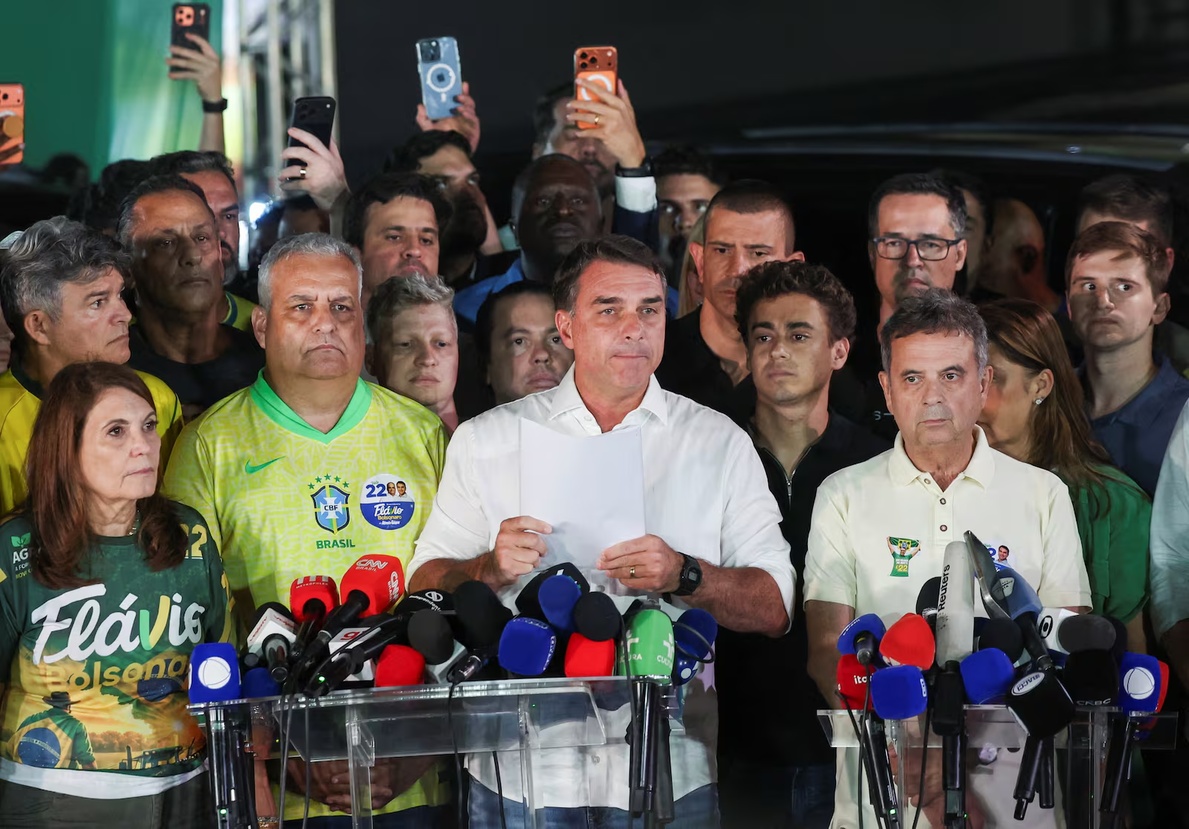 No momento, você está visualizando Flávio Bolsonaro abre mão de pedido de anulação das eleições; veja o motivo