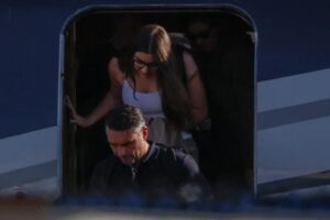 Leia mais sobre o artigo Flávio Bolsonaro chega com a família aos Estados Unidos