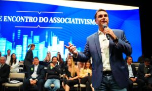 Leia mais sobre o artigo Flávio faz visita a Bolsonaro em prisão domiciliar e recebe apoios em SP