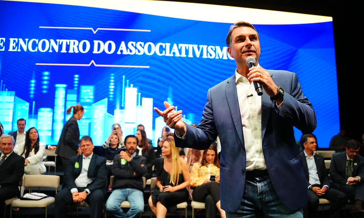 No momento, você está visualizando Flávio faz visita a Bolsonaro em prisão domiciliar e recebe apoios em SP