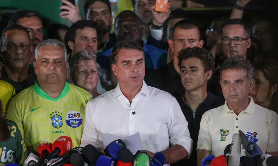 No momento, você está visualizando Flávio não reconhece vitória de Lula e tentará anulação do pleito