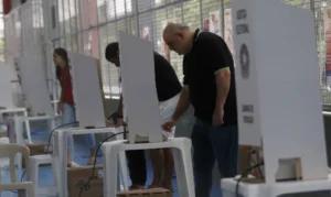 Leia mais sobre o artigo DE CAMISETAS A CELULAR NA CABINE: Saiba todas as regras para o segundo turno das eleições