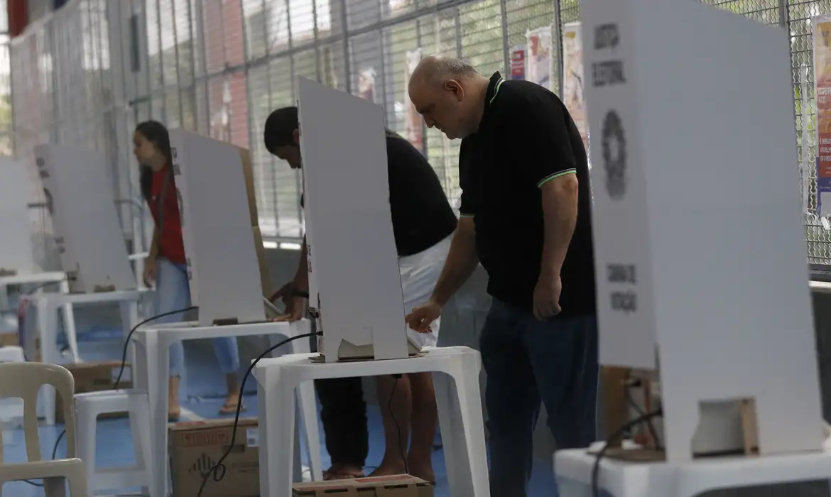 No momento, você está visualizando DE CAMISETAS A CELULAR NA CABINE: Saiba todas as regras para o segundo turno das eleições
