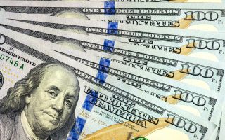 apos-sete-altas-seguidas-dolar-cai-095-e-fecha-em-r-553