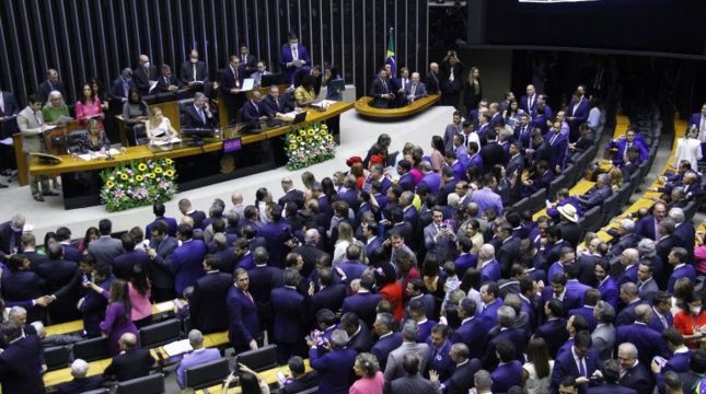 camara-aprova-pec-que-reduz-jornada-e-acaba-com-escala-6x1