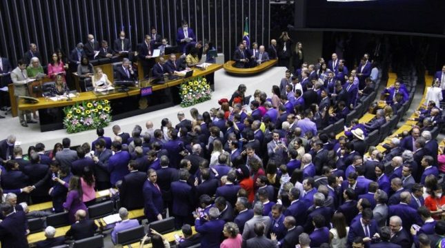 ccj-da-camara-retoma-analise-do-fim-da-escala-6x1-nesta-quarta