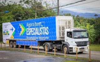 corumba-recebe-carreta-programa-agora-tem-especialistas