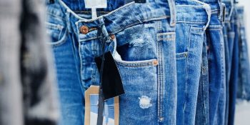 especialista-revela-como-lavar-calca-jeans-da-forma-certa