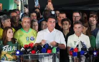 flavio-bolsonaro-abre-mao-de-pedido-de-anulacao-das-eleicoes